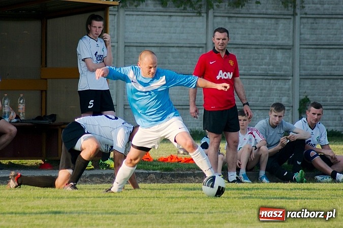 Zdjęcie w galerii na portalu naszraciborz.pl: Tworków bezlitosny dla Pawłowa. 1000. meczów Stanisława Wieczorka wiadomości z regionu