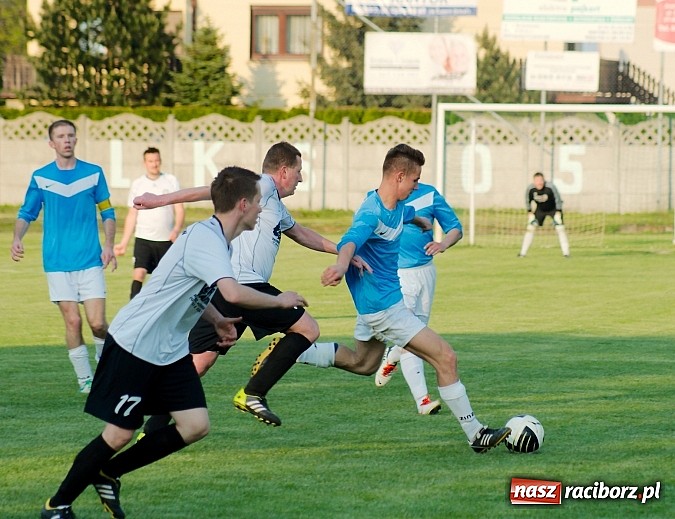 Zdjęcie w galerii na portalu naszraciborz.pl: Tworków bezlitosny dla Pawłowa. 1000. meczów Stanisława Wieczorka wiadomości z regionu