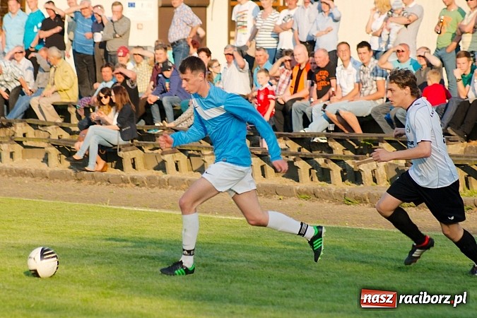 Zdjęcie w galerii na portalu naszraciborz.pl: Tworków bezlitosny dla Pawłowa. 1000. meczów Stanisława Wieczorka wiadomości z regionu