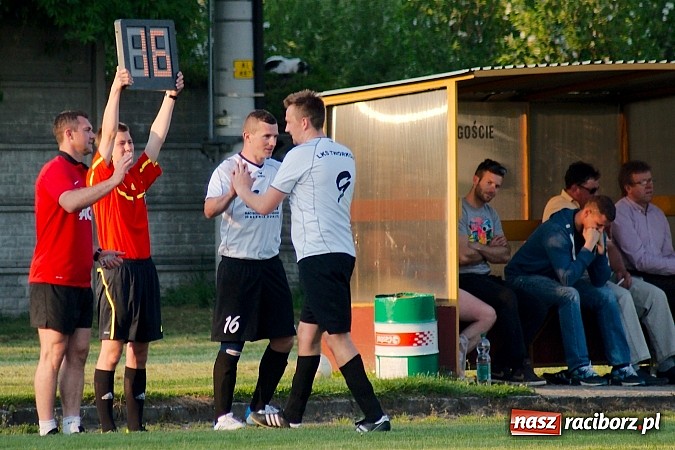 Zdjęcie w galerii na portalu naszraciborz.pl: Tworków bezlitosny dla Pawłowa. 1000. meczów Stanisława Wieczorka wiadomości z regionu