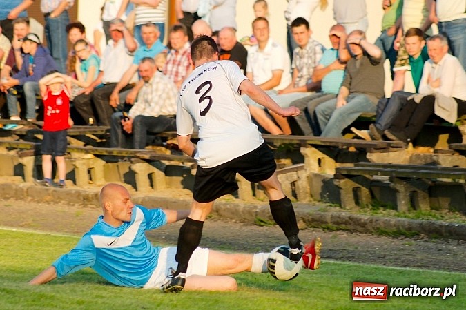 Zdjęcie w galerii na portalu naszraciborz.pl: Tworków bezlitosny dla Pawłowa. 1000. meczów Stanisława Wieczorka wiadomości z regionu