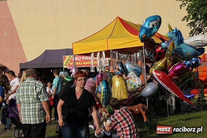 Zdjęcie w galerii na portalu naszraciborz.pl: Mona Lisa, Szołtysek i Universe rozgrzali publiczność na majówce w Nędzy!  wiadomości z regionu