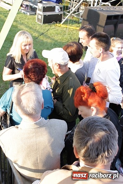Zdjęcie w galerii na portalu naszraciborz.pl: Mona Lisa, Szołtysek i Universe rozgrzali publiczność na majówce w Nędzy!  wiadomości z regionu