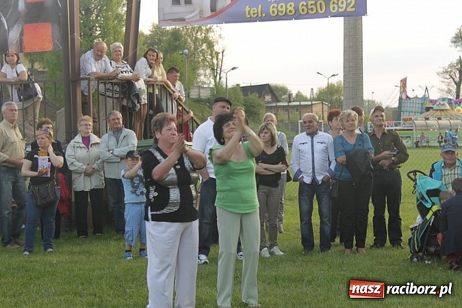 Zdjęcie w galerii na portalu naszraciborz.pl: Mona Lisa, Szołtysek i Universe rozgrzali publiczność na majówce w Nędzy!  wiadomości z regionu