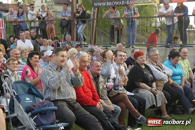Zdjęcie w galerii na portalu naszraciborz.pl: Mona Lisa, Szołtysek i Universe rozgrzali publiczność na majówce w Nędzy!  wiadomości z regionu