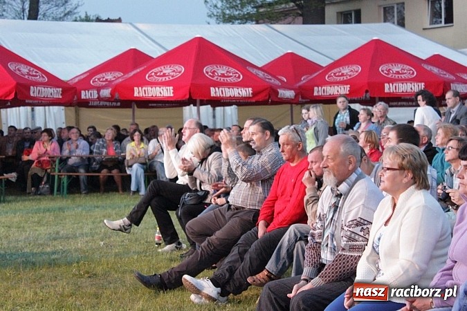 Zdjęcie w galerii na portalu naszraciborz.pl: Mona Lisa, Szołtysek i Universe rozgrzali publiczność na majówce w Nędzy!  wiadomości z regionu