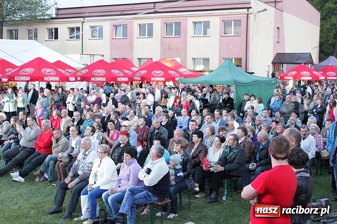Zdjęcie w galerii na portalu naszraciborz.pl: Mona Lisa, Szołtysek i Universe rozgrzali publiczność na majówce w Nędzy!  wiadomości z regionu