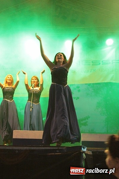 Zdjęcie w galerii na portalu naszraciborz.pl: Mona Lisa, Szołtysek i Universe rozgrzali publiczność na majówce w Nędzy!  wiadomości z regionu
