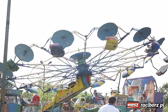 Zdjęcie w galerii na portalu naszraciborz.pl: Mona Lisa, Szołtysek i Universe rozgrzali publiczność na majówce w Nędzy!  wiadomości z regionu