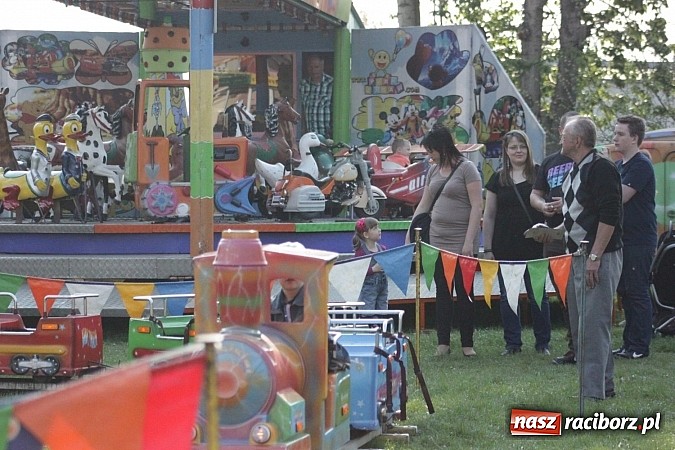 Zdjęcie w galerii na portalu naszraciborz.pl: Mona Lisa, Szołtysek i Universe rozgrzali publiczność na majówce w Nędzy!  wiadomości z regionu