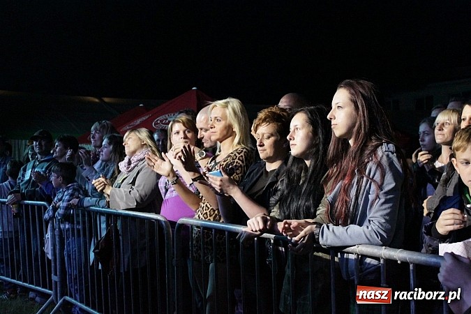 Zdjęcie w galerii na portalu naszraciborz.pl: Mona Lisa, Szołtysek i Universe rozgrzali publiczność na majówce w Nędzy!  wiadomości z regionu