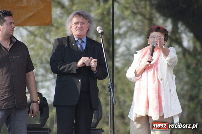 Zdjęcie w galerii na portalu naszraciborz.pl: Mona Lisa, Szołtysek i Universe rozgrzali publiczność na majówce w Nędzy!  wiadomości z regionu