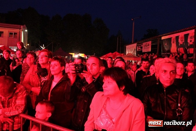 Zdjęcie w galerii na portalu naszraciborz.pl: Mona Lisa, Szołtysek i Universe rozgrzali publiczność na majówce w Nędzy!  wiadomości z regionu