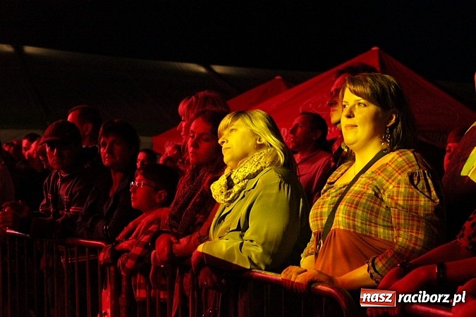 Zdjęcie w galerii na portalu naszraciborz.pl: Mona Lisa, Szołtysek i Universe rozgrzali publiczność na majówce w Nędzy!  wiadomości z regionu