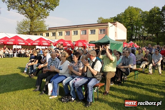 Zdjęcie w galerii na portalu naszraciborz.pl: Mona Lisa, Szołtysek i Universe rozgrzali publiczność na majówce w Nędzy!  wiadomości z regionu