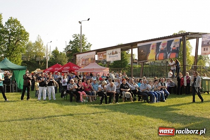 Zdjęcie w galerii na portalu naszraciborz.pl: Mona Lisa, Szołtysek i Universe rozgrzali publiczność na majówce w Nędzy!  wiadomości z regionu