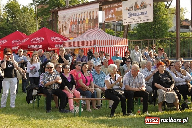 Zdjęcie w galerii na portalu naszraciborz.pl: Mona Lisa, Szołtysek i Universe rozgrzali publiczność na majówce w Nędzy!  wiadomości z regionu