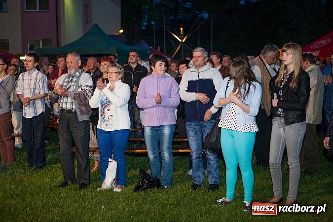 Zdjęcie w galerii na portalu naszraciborz.pl: Mona Lisa, Szołtysek i Universe rozgrzali publiczność na majówce w Nędzy!  wiadomości z regionu
