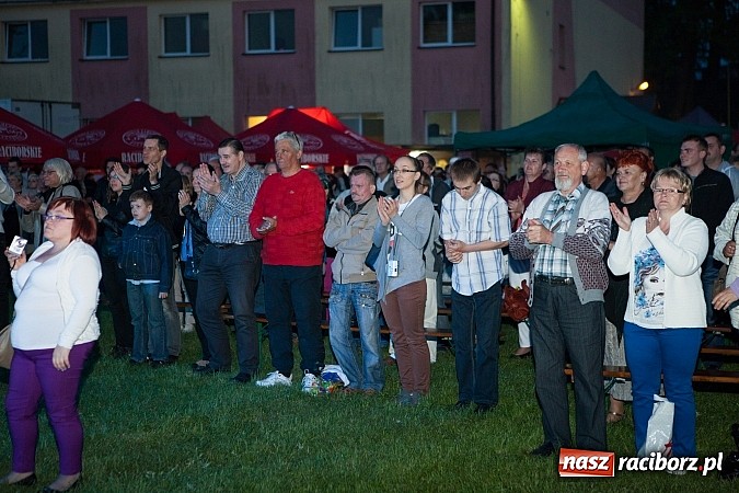 Zdjęcie w galerii na portalu naszraciborz.pl: Mona Lisa, Szołtysek i Universe rozgrzali publiczność na majówce w Nędzy!  wiadomości z regionu
