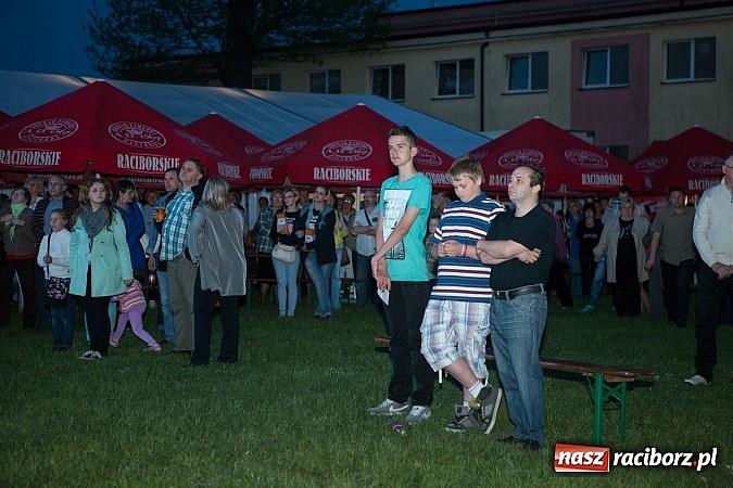 Zdjęcie w galerii na portalu naszraciborz.pl: Mona Lisa, Szołtysek i Universe rozgrzali publiczność na majówce w Nędzy!  wiadomości z regionu