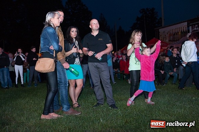 Zdjęcie w galerii na portalu naszraciborz.pl: Mona Lisa, Szołtysek i Universe rozgrzali publiczność na majówce w Nędzy!  wiadomości z regionu