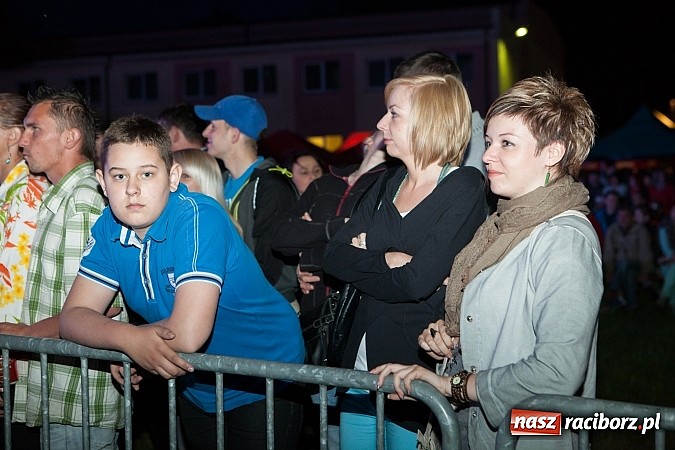 Zdjęcie w galerii na portalu naszraciborz.pl: Mona Lisa, Szołtysek i Universe rozgrzali publiczność na majówce w Nędzy!  wiadomości z regionu