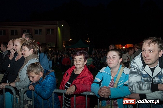 Zdjęcie w galerii na portalu naszraciborz.pl: Mona Lisa, Szołtysek i Universe rozgrzali publiczność na majówce w Nędzy!  wiadomości z regionu