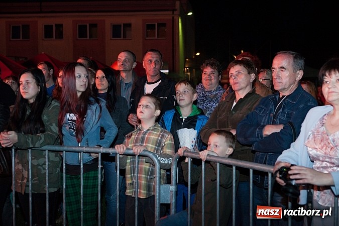 Zdjęcie w galerii na portalu naszraciborz.pl: Mona Lisa, Szołtysek i Universe rozgrzali publiczność na majówce w Nędzy!  wiadomości z regionu