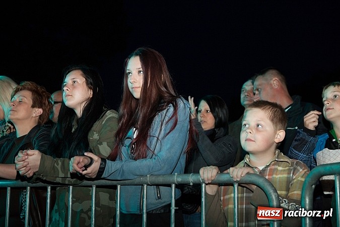 Zdjęcie w galerii na portalu naszraciborz.pl: Mona Lisa, Szołtysek i Universe rozgrzali publiczność na majówce w Nędzy!  wiadomości z regionu
