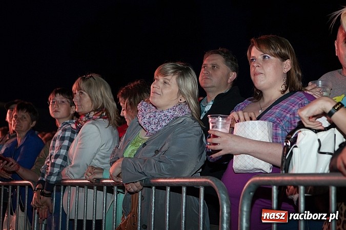 Zdjęcie w galerii na portalu naszraciborz.pl: Mona Lisa, Szołtysek i Universe rozgrzali publiczność na majówce w Nędzy!  wiadomości z regionu
