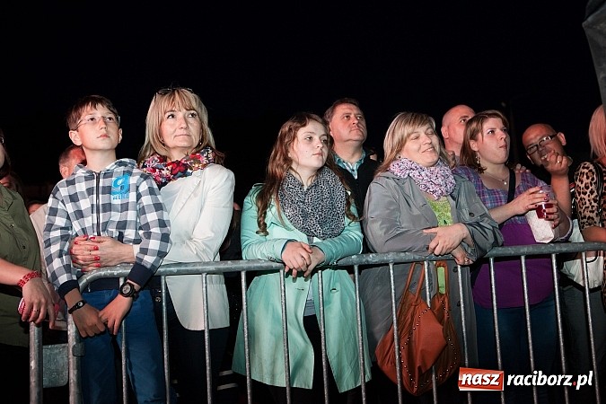 Zdjęcie w galerii na portalu naszraciborz.pl: Mona Lisa, Szołtysek i Universe rozgrzali publiczność na majówce w Nędzy!  wiadomości z regionu