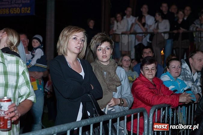Zdjęcie w galerii na portalu naszraciborz.pl: Mona Lisa, Szołtysek i Universe rozgrzali publiczność na majówce w Nędzy!  wiadomości z regionu