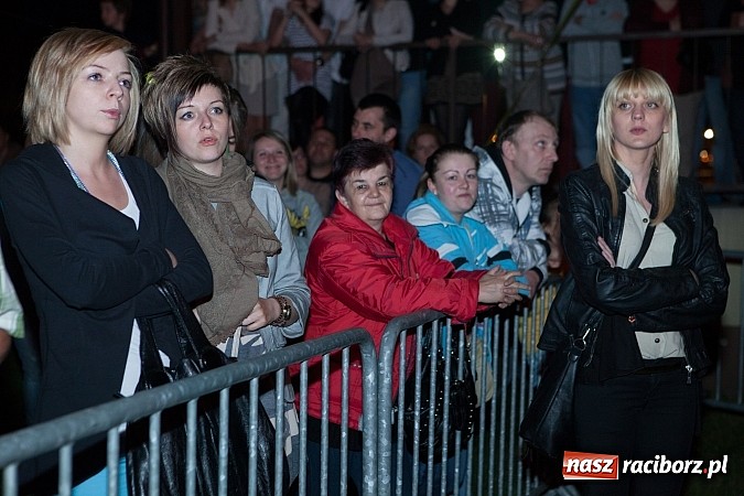 Zdjęcie w galerii na portalu naszraciborz.pl: Mona Lisa, Szołtysek i Universe rozgrzali publiczność na majówce w Nędzy!  wiadomości z regionu