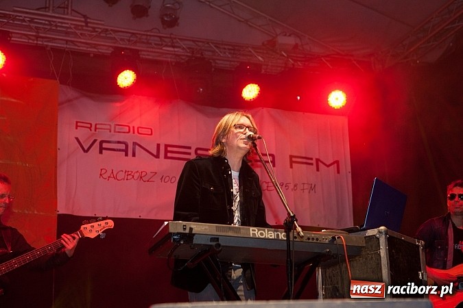 Zdjęcie w galerii na portalu naszraciborz.pl: Mona Lisa, Szołtysek i Universe rozgrzali publiczność na majówce w Nędzy!  wiadomości z regionu