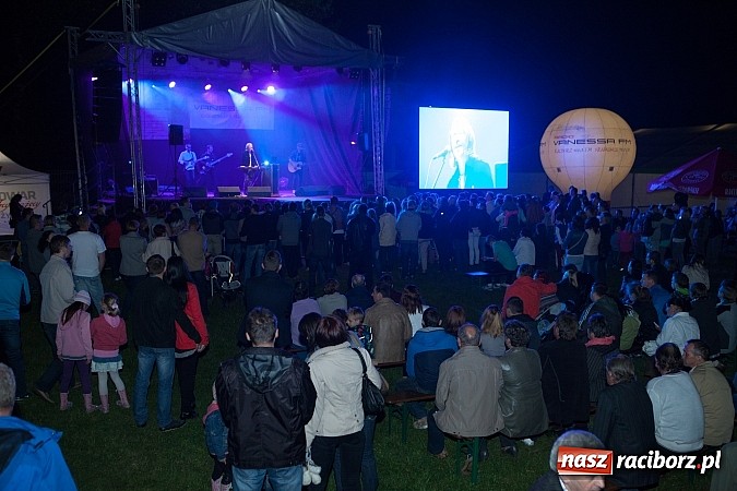 Zdjęcie w galerii na portalu naszraciborz.pl: Mona Lisa, Szołtysek i Universe rozgrzali publiczność na majówce w Nędzy!  wiadomości z regionu