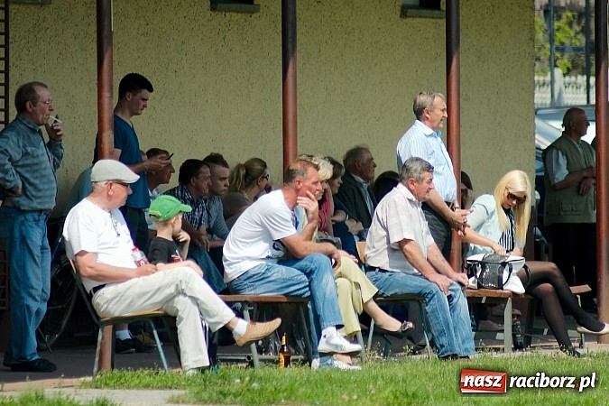 Zdjęcie w galerii na portalu naszraciborz.pl: Bieńkowice z Markowicami na remis. Piękne uderzenie Bogusława Zientka wiadomości z regionu