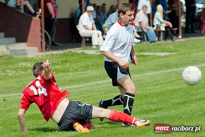 Zdjęcie w galerii na portalu naszraciborz.pl: Bieńkowice z Markowicami na remis. Piękne uderzenie Bogusława Zientka wiadomości z regionu