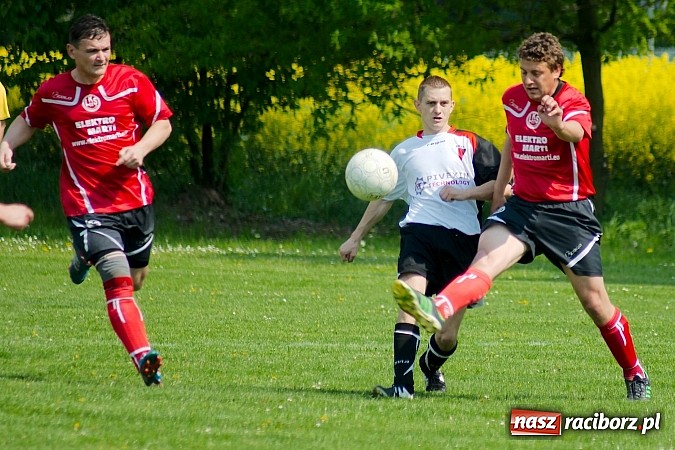 Zdjęcie w galerii na portalu naszraciborz.pl: Bieńkowice z Markowicami na remis. Piękne uderzenie Bogusława Zientka wiadomości z regionu