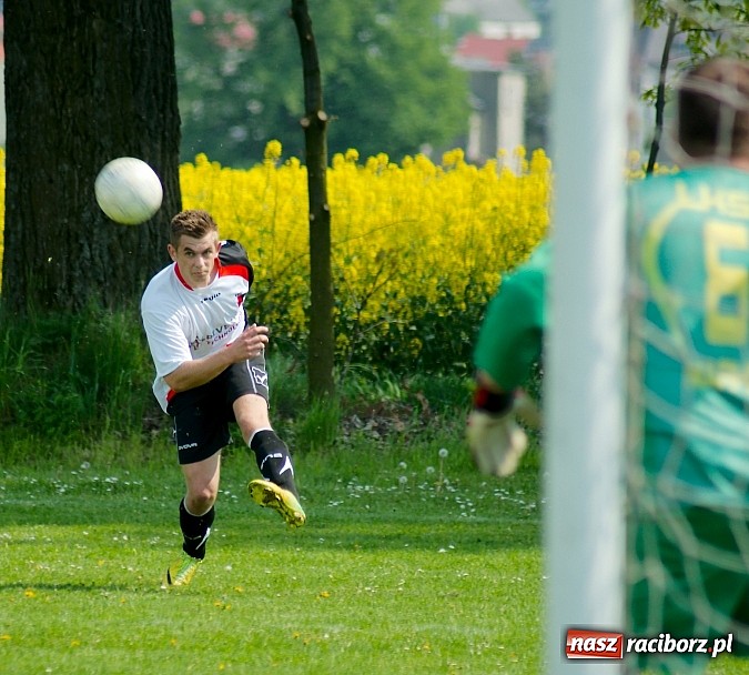 Zdjęcie w galerii na portalu naszraciborz.pl: Bieńkowice z Markowicami na remis. Piękne uderzenie Bogusława Zientka wiadomości z regionu