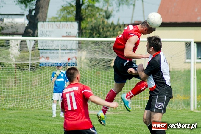 Zdjęcie w galerii na portalu naszraciborz.pl: Bieńkowice z Markowicami na remis. Piękne uderzenie Bogusława Zientka wiadomości z regionu