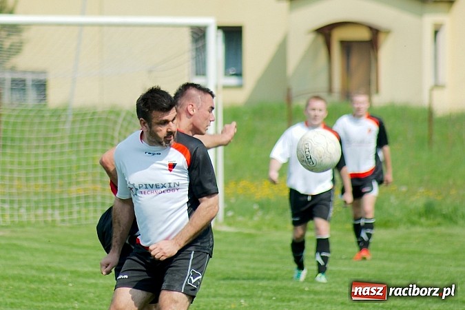 Zdjęcie w galerii na portalu naszraciborz.pl: Bieńkowice z Markowicami na remis. Piękne uderzenie Bogusława Zientka wiadomości z regionu