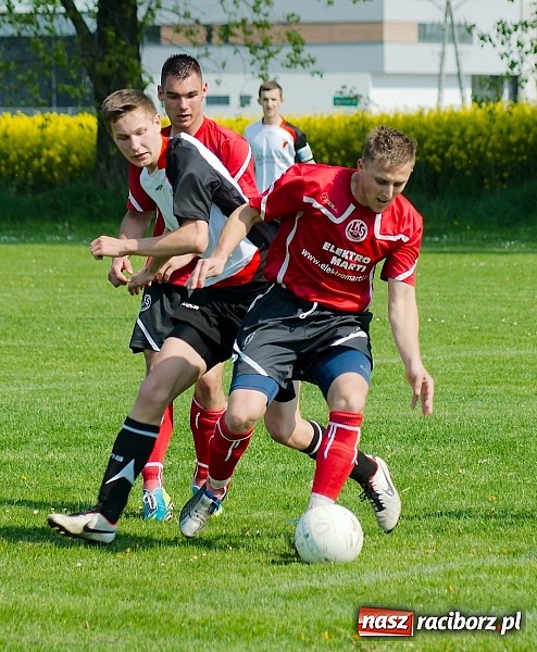 Zdjęcie w galerii na portalu naszraciborz.pl: Bieńkowice z Markowicami na remis. Piękne uderzenie Bogusława Zientka wiadomości z regionu