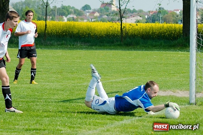 Zdjęcie w galerii na portalu naszraciborz.pl: Bieńkowice z Markowicami na remis. Piękne uderzenie Bogusława Zientka wiadomości z regionu