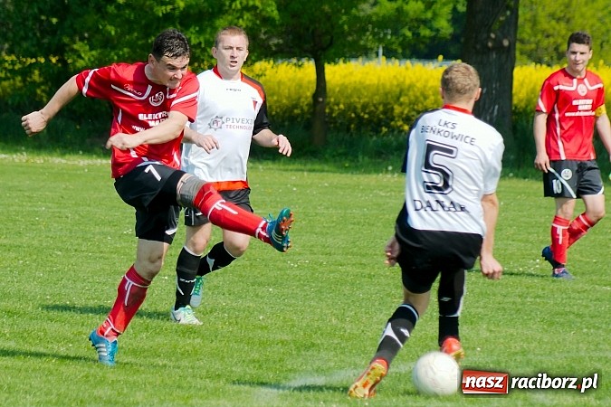 Zdjęcie w galerii na portalu naszraciborz.pl: Bieńkowice z Markowicami na remis. Piękne uderzenie Bogusława Zientka wiadomości z regionu