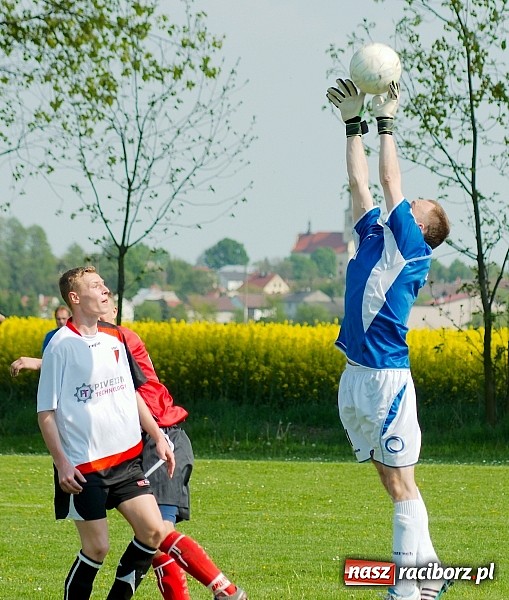 Zdjęcie w galerii na portalu naszraciborz.pl: Bieńkowice z Markowicami na remis. Piękne uderzenie Bogusława Zientka wiadomości z regionu