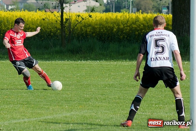 Zdjęcie w galerii na portalu naszraciborz.pl: Bieńkowice z Markowicami na remis. Piękne uderzenie Bogusława Zientka wiadomości z regionu