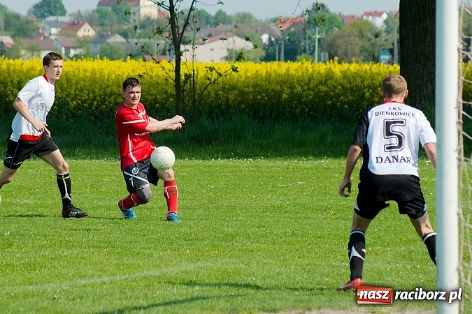 Zdjęcie w galerii na portalu naszraciborz.pl: Bieńkowice z Markowicami na remis. Piękne uderzenie Bogusława Zientka wiadomości z regionu