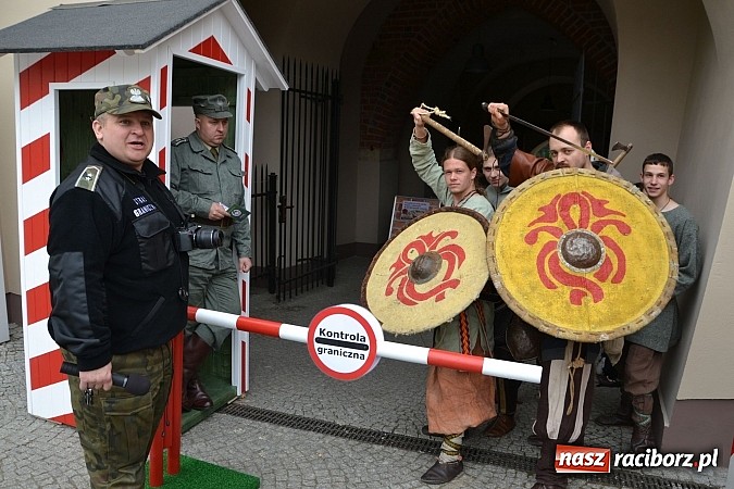 Zdjęcie w galerii na portalu naszraciborz.pl: 10 lat Polski w UE. Piknik ze Strażą Graniczną na Zamku Piastowskim wiadomości z regionu