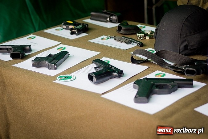 Zdjęcie w galerii na portalu naszraciborz.pl: 10 lat Polski w UE. Piknik ze Strażą Graniczną na Zamku Piastowskim wiadomości z regionu