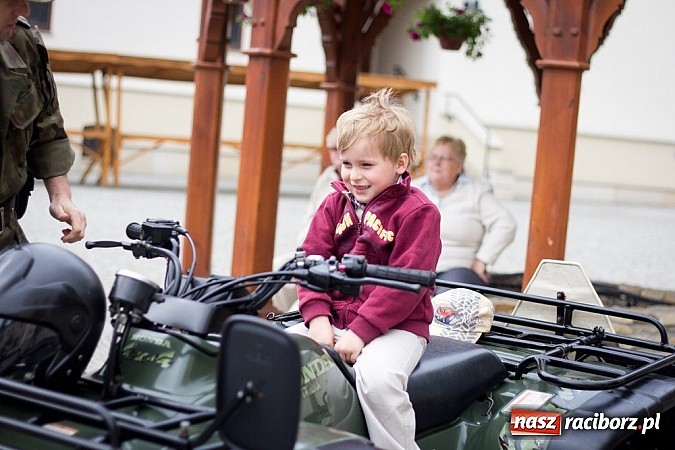 Zdjęcie w galerii na portalu naszraciborz.pl: 10 lat Polski w UE. Piknik ze Strażą Graniczną na Zamku Piastowskim wiadomości z regionu